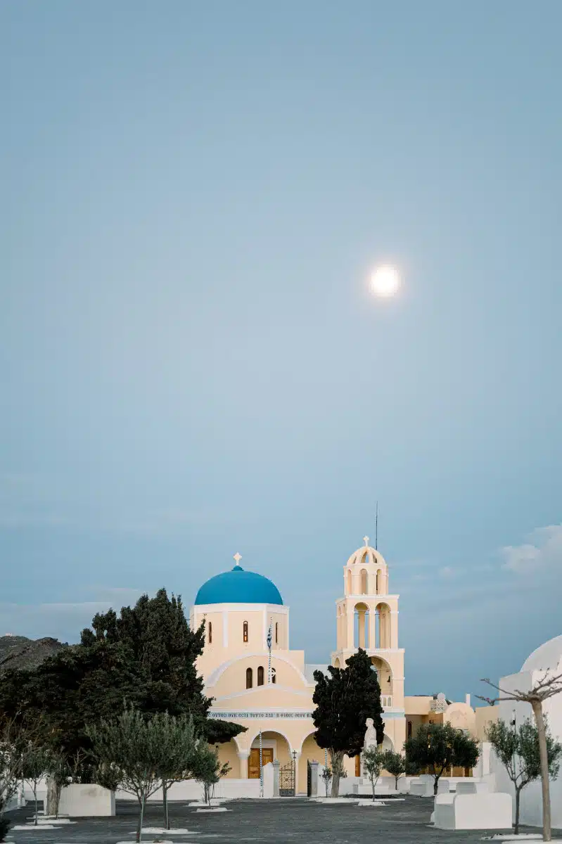 Un shooting d'inspiration mariage style élopement à Santorin