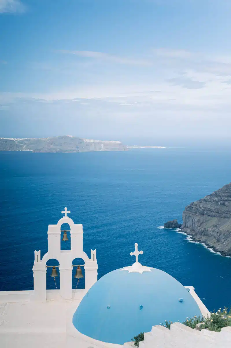 Un shooting d'inspiration mariage style élopement à Santorin