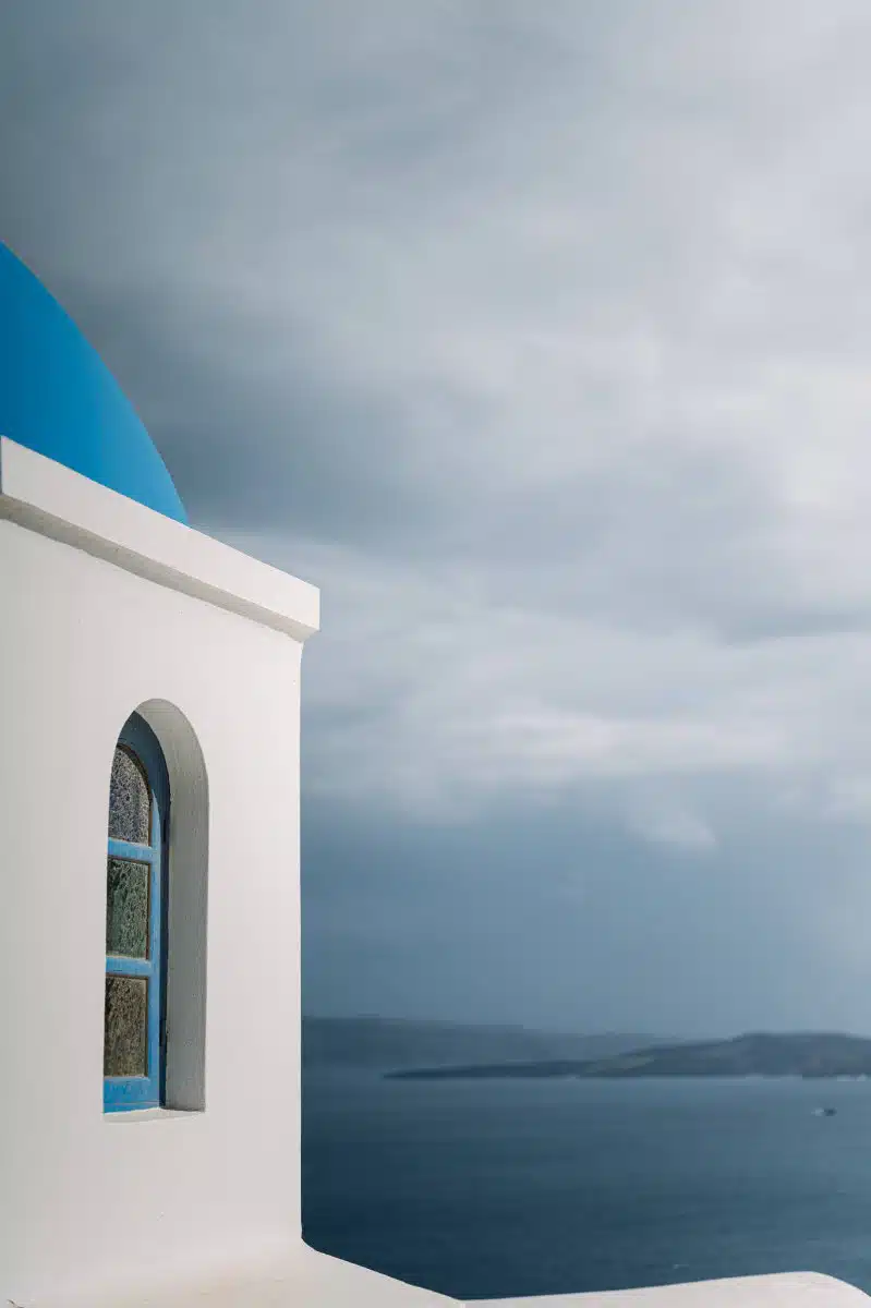 Un shooting d'inspiration mariage style élopement à Santorin