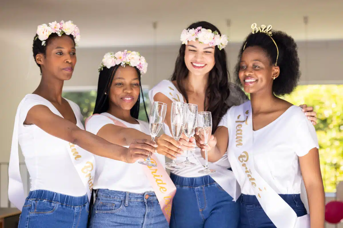 4 filles en train de célébrer un EVJF avec la mariée