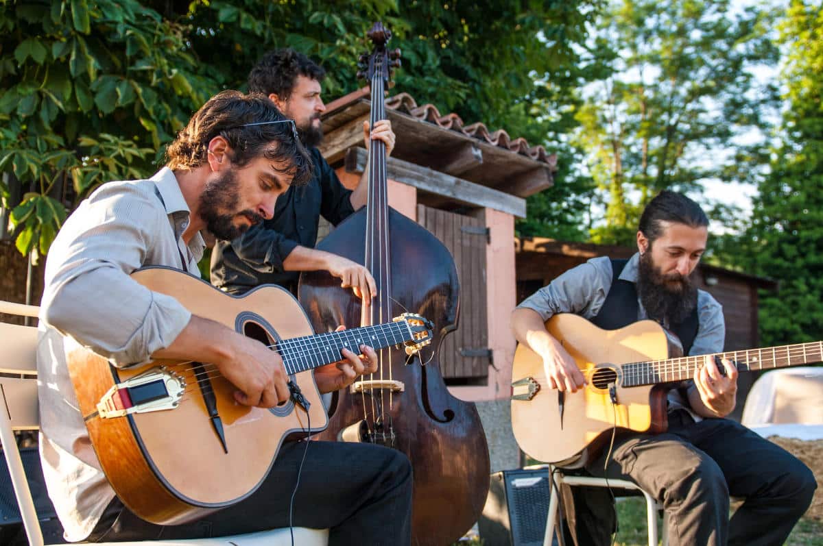 Un groupe de musique live à un mariage