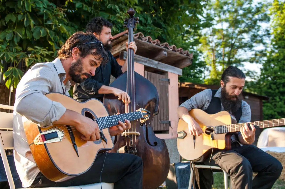 Un groupe de musique live à un mariage