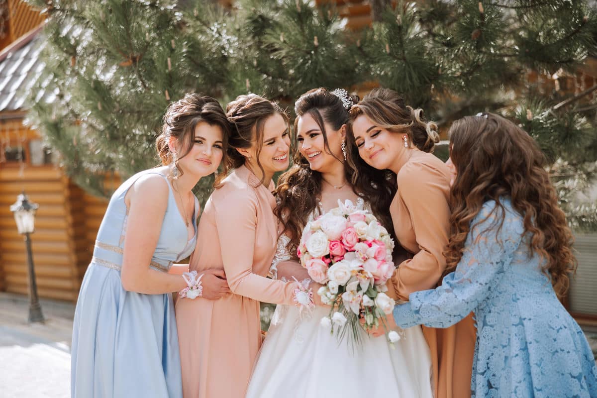 Des invitées en tenue assortie avec la mariée
