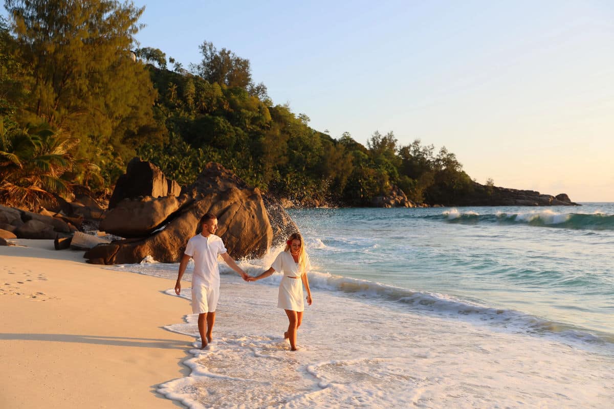 Un couple qui fête son mariage avec un voyage de noces aux Seychelles