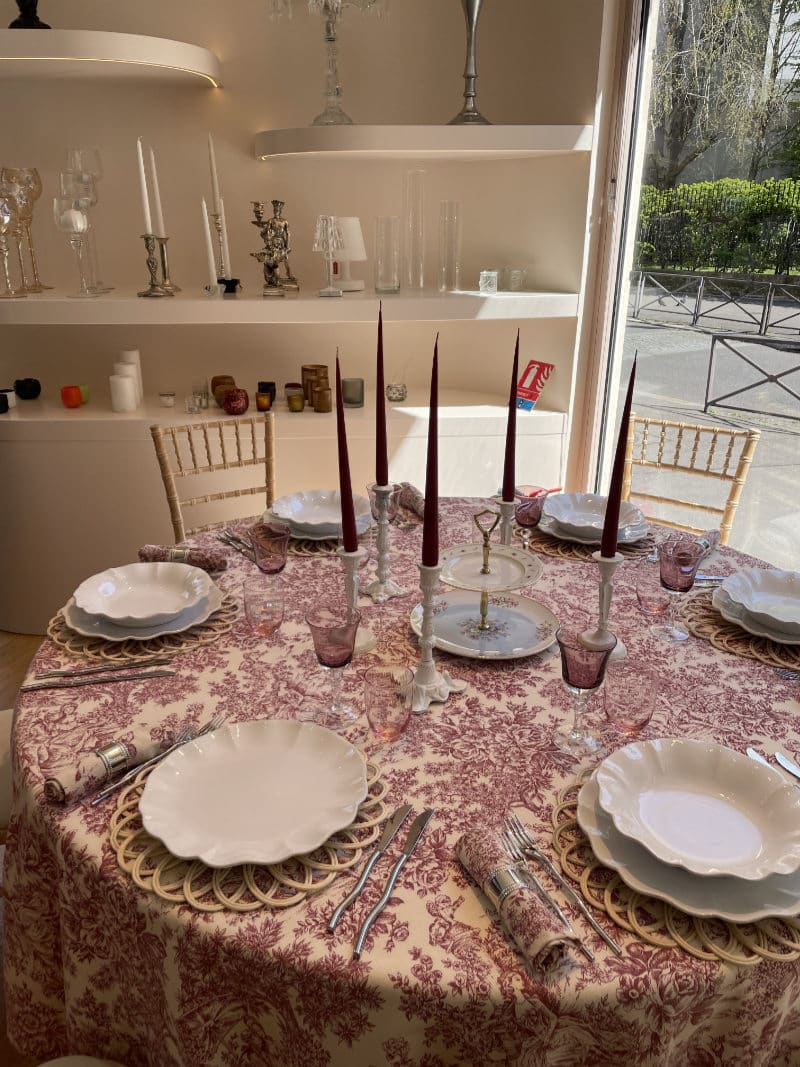 Le showroom de Maison Options, loueur de mobilier, vaisselle et décoration pour mariage