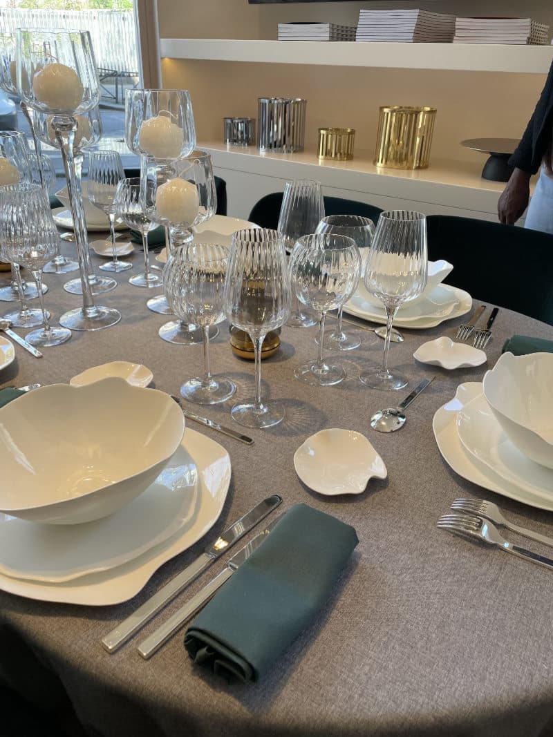 Le showroom de Maison Options, loueur de mobilier, vaisselle et décoration pour mariage