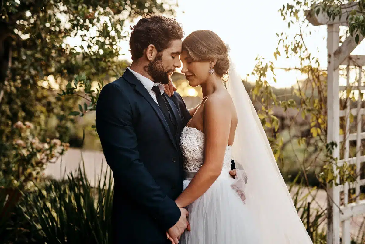 Un couple de mariés heureux