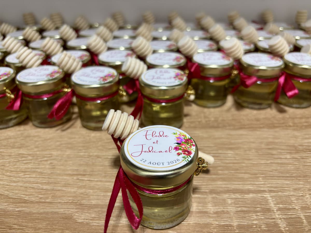 Un petit pot de miel en cadeau invité d'un mariage par Apidelice